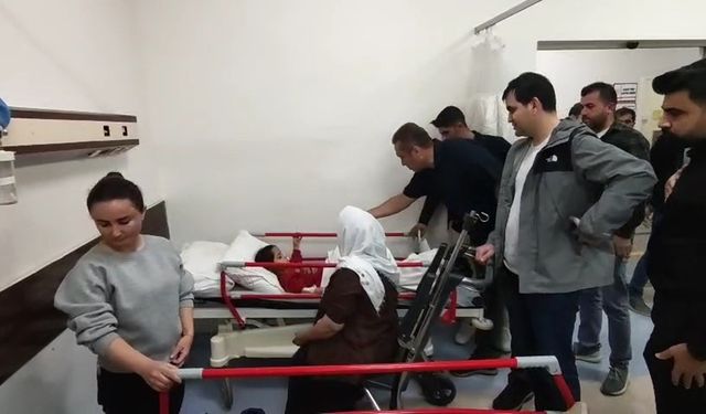 Servis minibüsü ile hafif ticari araç çarpıştı: 13'ü çocuk 19 yaralı