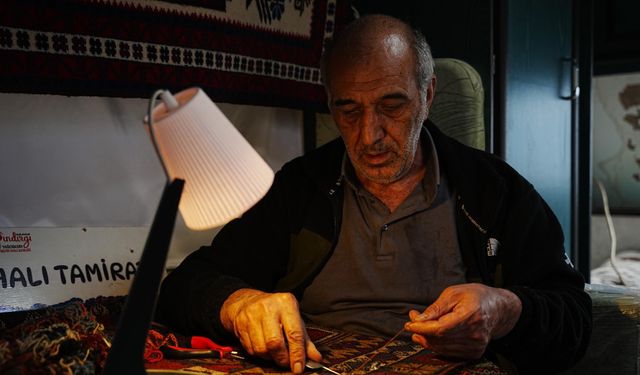 Sındırgı'da artçılar nedeniyle dükkanında çalışamayan halı ustası, işini karavana taşıdı