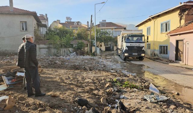 Sındırgı'da hasar gören yüksek katlı binaların riskli bölümleri traşlanıyor