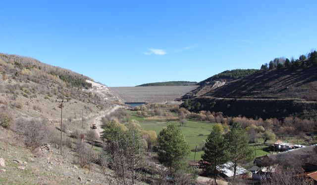 Su altında kalacak mezarlıktaki kabirler taşınıyor