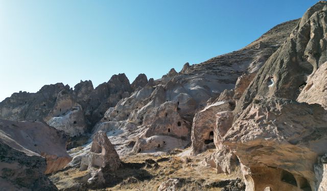 Tarihi 300'lü yıllara dayanan mahalledeki oyma mağaraların turizme kazandırılması isteği