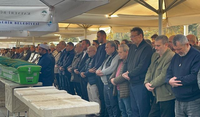 Tartıştığı babasını bıçaklayarak öldürdü; işletmenin çatısında yakalandı (2)