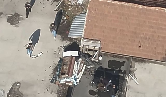 Tartıştığı babasını bıçaklayarak öldürdü; işletmenin çatısında yakalandı