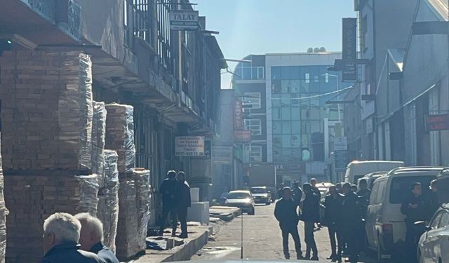 Tartıştığı babasını bıçaklayarak öldürdü; işletmenin çatısında yakalandı