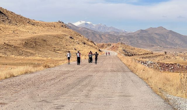 Tekerlekli kayak takımı, köy yolunda Balkan Şampiyonası'na hazırlanıyor
