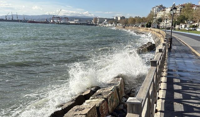Tekirdağ'da lodos etkili oldu; balıkçılar denize açılamadı