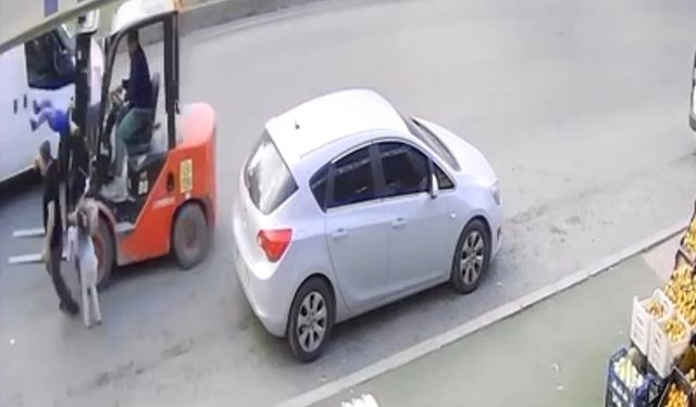 Ters yönde ilerleyen forkliftin çarptığı baba ve 2 çocuğu yaralandı