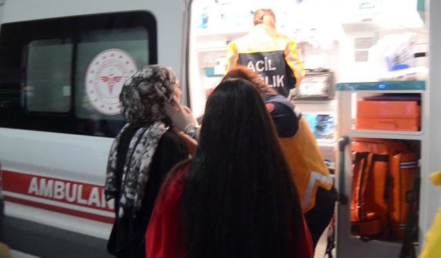 Ters yöne girip, 2 yayaya, iş yerine ve araçlara çarpan alkollü sürücü, darbedildi ; olay anı kamerada