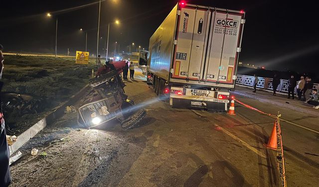 TIR ile çarpışan traktörün sürücüsü ve eşi öldü