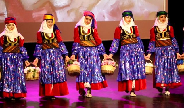 Üniversiteliler, türküler eşliğinde bar oyunlarını sahneledi