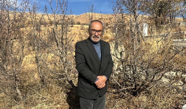 Van depreminde yaşamını yitiren DHA muhabiri Cem Emir, mezarı başında anıldı