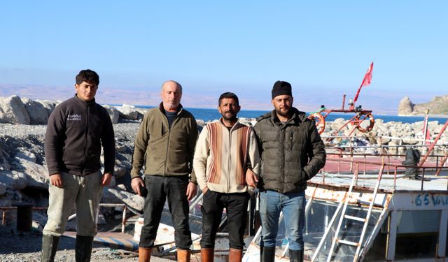 Van Gölü'ndeki balıkçı tekneleri, çekilme nedeniyle limana yanaşmakta zorlanıyor