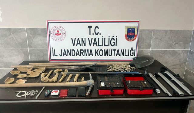 Van'da izinsiz kazı yapan 5 kişiye suçüstü