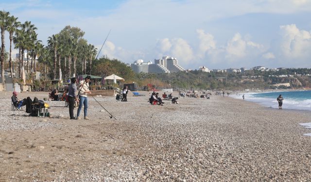 Yağmur sonrası Konyaaltı Sahili'nde balık mesaisi
