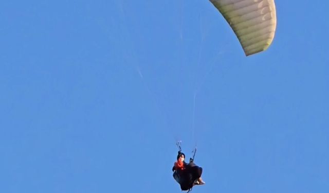 Yamaç paraşütü yapıp, gökyüzünde ayran içtiler