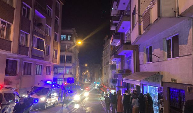 Yanan evde mahsur kalan anne ve oğlu yaralandı