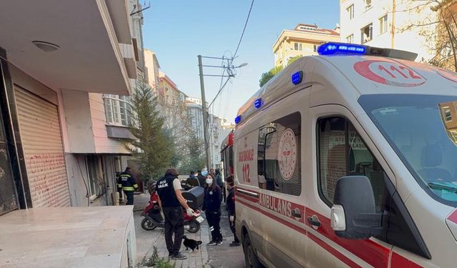 Yangında dumanın kapladığı apartmandaki evlerinden kafesteki kuşu ile çıktı