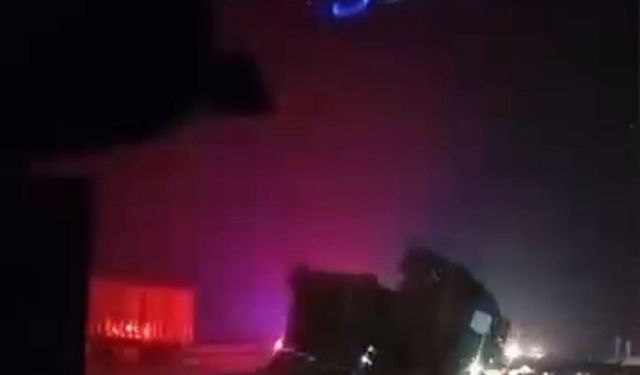 Yardım için duran TIR'a hafif ticari araç çarptı: 1 ölü, 5 yaralı