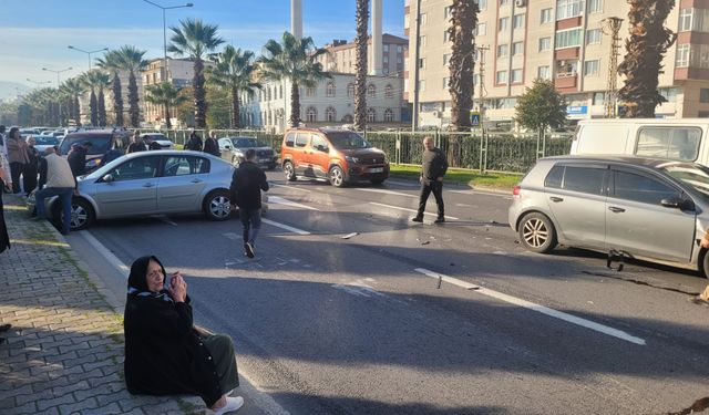 Yaya geçidinde otomobilin çarptığı kadın, ağır yaralandı