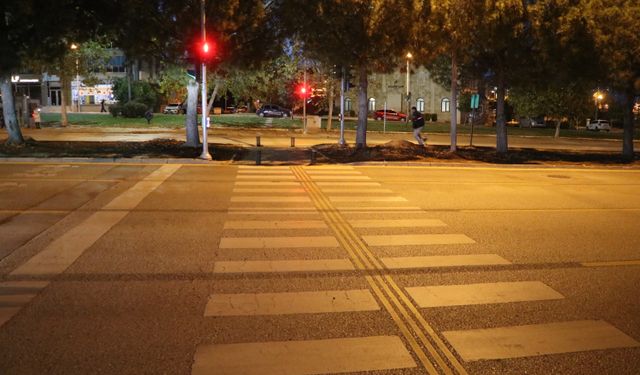 Yaya geçidinden geçerken otomobilin çarptığı fizyoterapist hastanede öldü