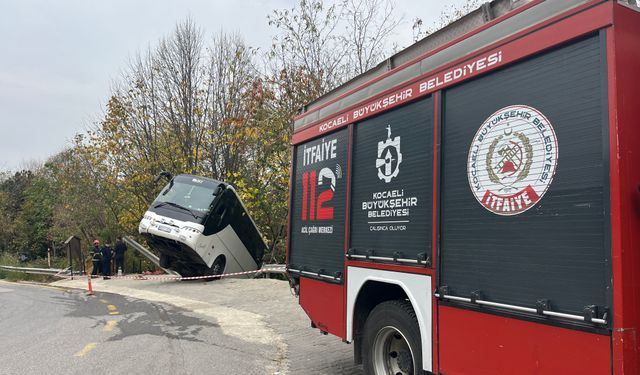 Yokuşta park edilen tur otobüsü, hareket edince şarampole düştü
