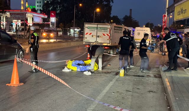 Yolun karşısına geçmek isterken kamyon çarpan kişi öldü; kaza kamerada