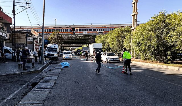 Yolun karşısına geçmek isterken otomobilin çarptığı yaya öldü