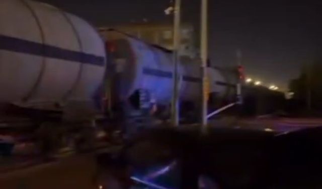 Yük treni, hemzemin geçitte otomobile çarptı; sürücü kaçtı
