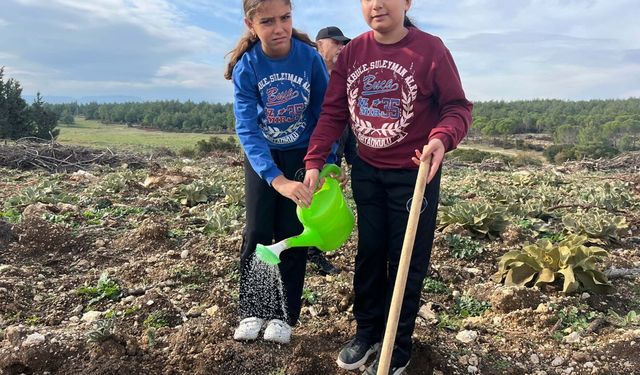 100 yaşına giren hayırsevere öğrencilerden fidan dikim etkinliği ile kutlama