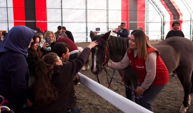 3 Aralık Dünya Engelliler Günü’nde özel çocuklar Hipodrom.com Atla Terapi Merkezi’nde buluştu