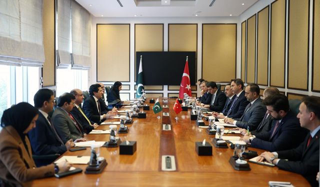 Bakan Bayraktar, Pakistan Petrol Bakanı Malik ile bir araya geldi