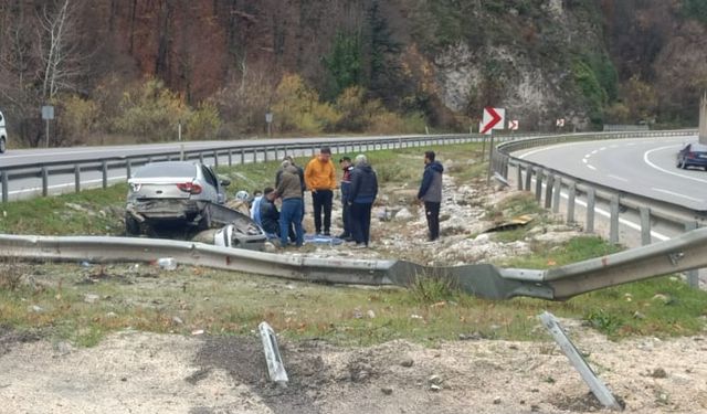 Bariyerleri aşıp refüje giren otomobildeki 2 kişi yaralandı