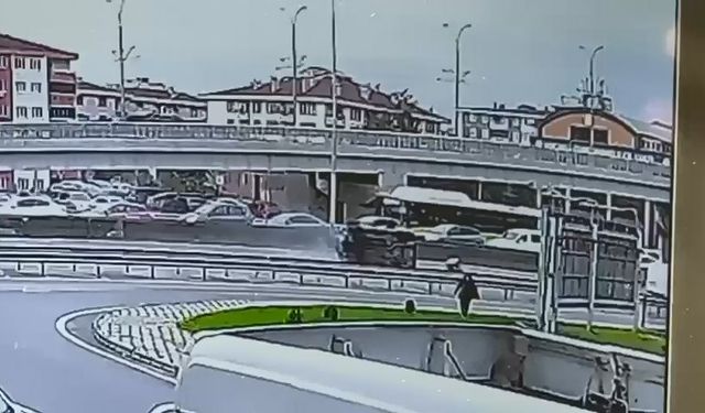 Beton bariyere çarpan otomobil, devrilip sürüklendi; kaza kamerada