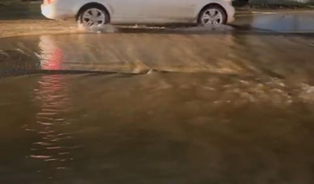 Bodrum'da ana su isale hattı patladı, asfalt çöktü