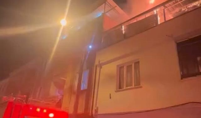 Bursa'da iki katlı binanın çatısı yandı