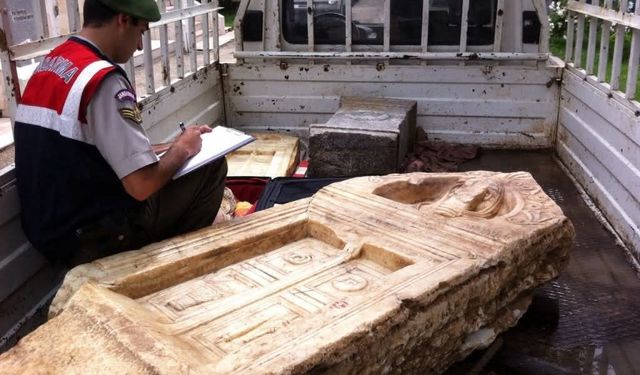 Bursa'da kamyonette tapınak taşı ve aslan başı ele geçirildi