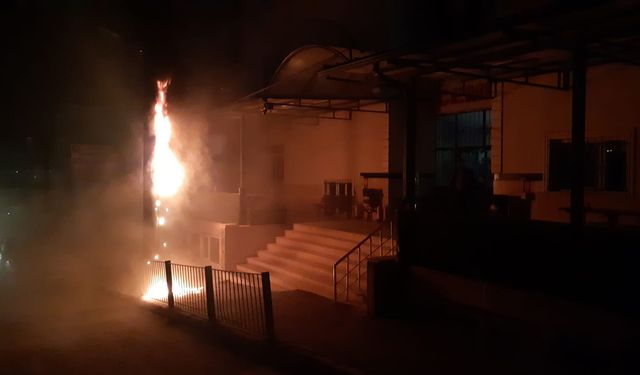 Cemevinin önündeki trafo yandı