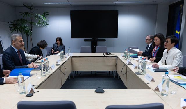 Dışişleri Bakanı Hakan Fidan, Belçika’da AB Komiseri Kos ile görüştü