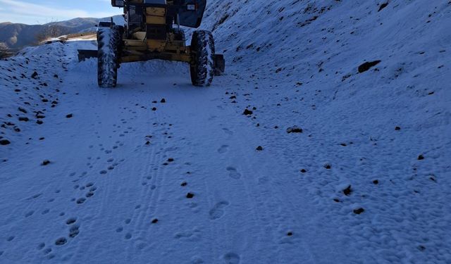 Elazığ’da yüksek kesimlerde karla mücadele çalışması