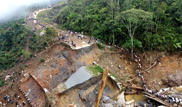 Endonezya'da şiddetli yağışların yol açtığı afetlerde hayatını kaybedenlerin sayısı 1053’e yükseldi