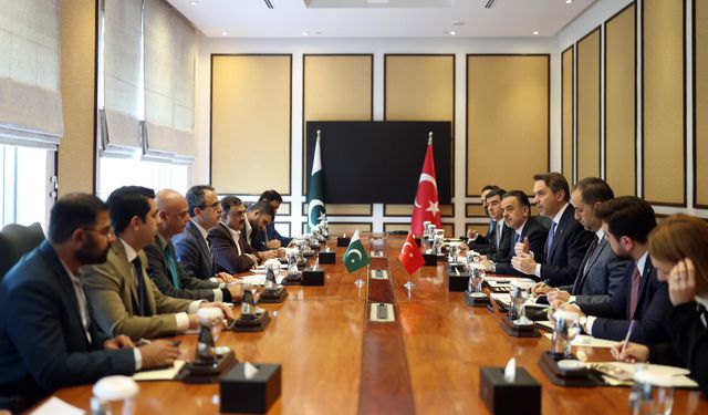 Enerji ve Tabii Kaynaklar Bakanı Alparslan Bayraktar, Pakistan'da