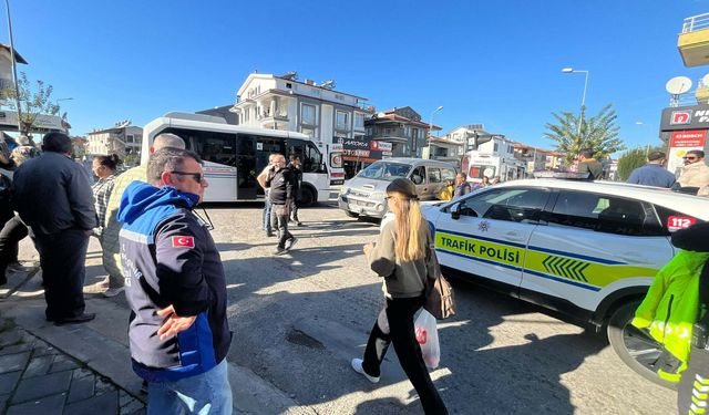 Fethiye'de yolcu midibüsü ile minibüs çarpıştı: 13 yaralı