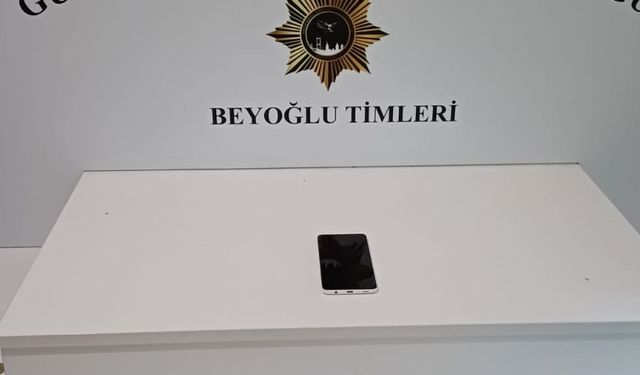 İstanbul- Beyoğlu'nda bankta uyuyan adamın cep telefonunu gasp eden şüpheli kamerada