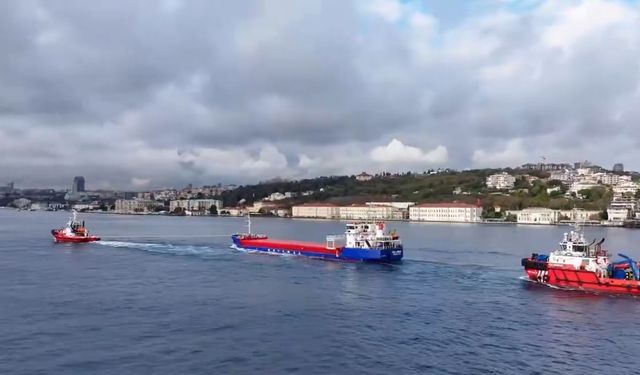 İstanbul Boğazı'nda arızalanan kuru yük gemisi, Ahırkapı Demir Sahası'na çekildi/ Video eklendi