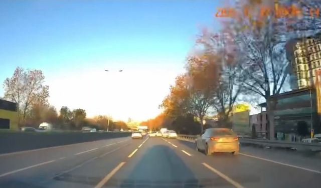 İstanbul- Esenler'de 4 aracın karıştığı zincirleme kaza kamerada