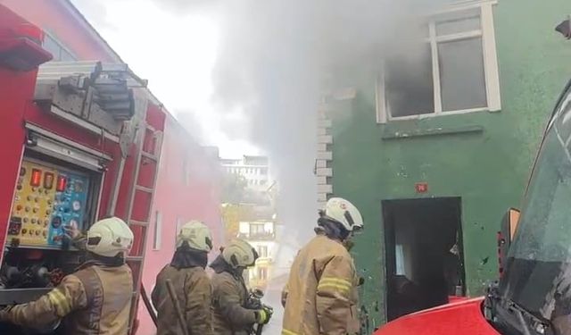 İstanbul- Fatih'te 2 katlı binada çıkan yangın söndürüldü