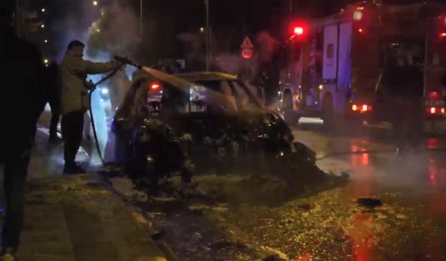 İstanbul - Küçükçekmece'de seyir halindeki otomobil alev alev yandı