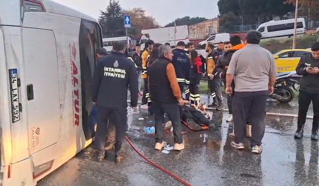 İstanbul - Maltepe D-100'de servis minibüsü devrildi: 2'si ağır 5 yaralı - 3 / Ek görüntü ve bilgiyle  