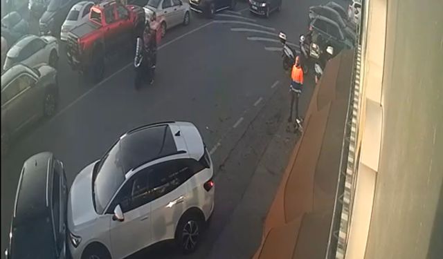 İstanbul - Maltepe'de sürücüsünün fren yerine gaza bastığı otomobil, başka araca çarptı; kaza kamerada