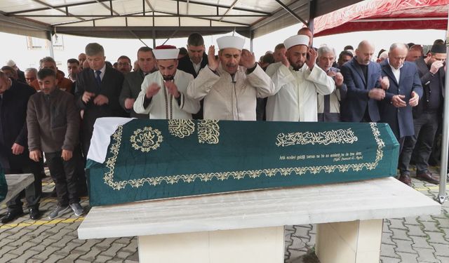 İstanbul - Pendik'teki yangında hayatını kaybeden 3 çocuğun cenazesi toprağa verildi -1